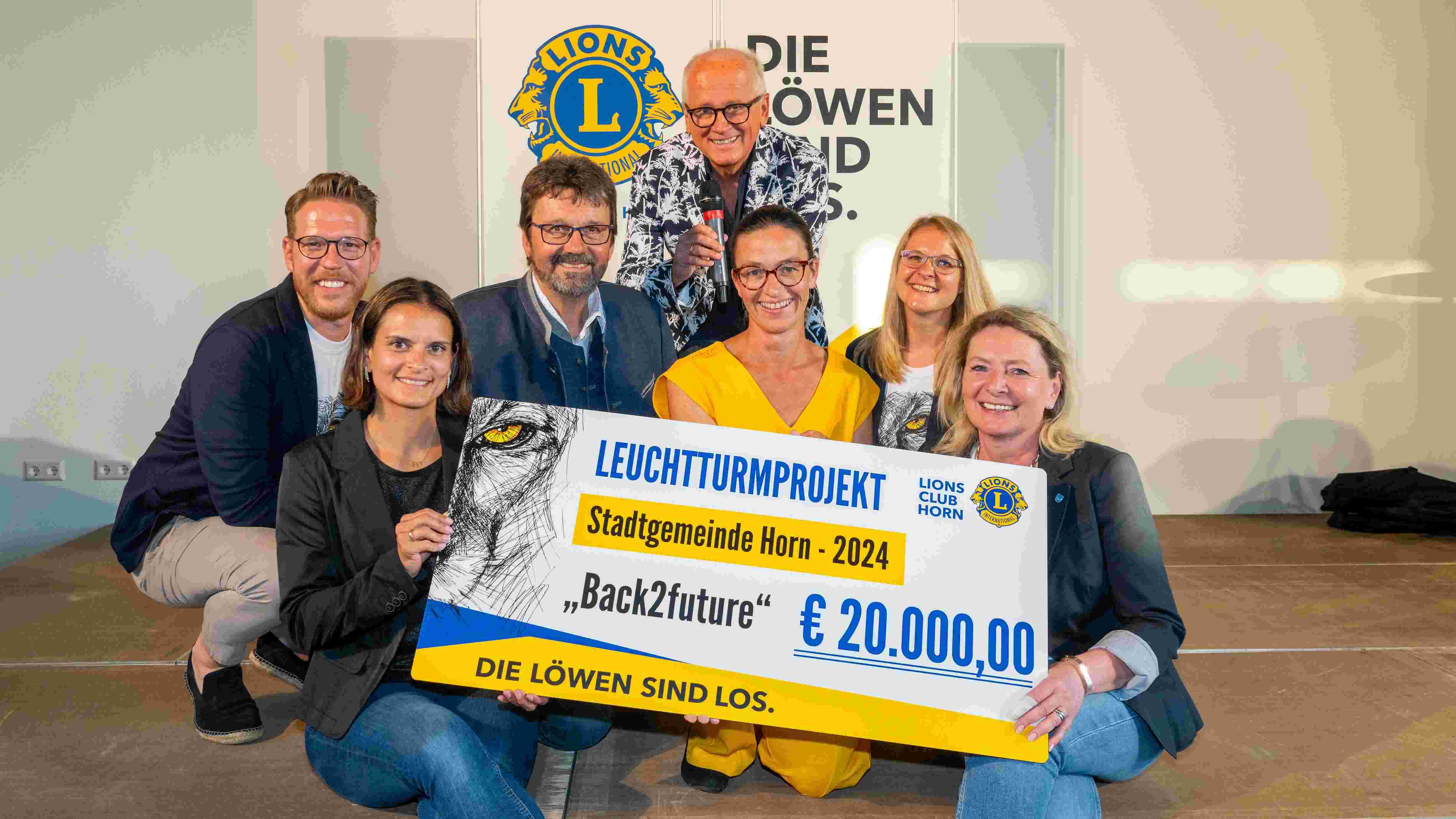 Foto: Reininger   GR Evelyn Schmidt (li), StR Barbara Stark (Mitte) und GR Jutta Rabl (r.) freuen sich mit Jürgen Rochla, Bgm. Gerhard Lentschig, Moderator Andi Marek und Julia Langstadlinger über den Gewinn des Leuchtturmprojektes „Back2future“. 
